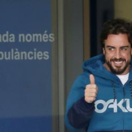 Fernando Alonso, tras abandonar el hospital. REUTERS/Albert Gea