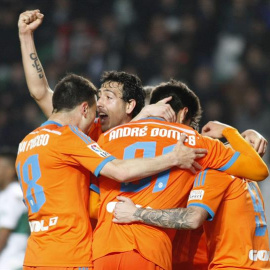 Los jugadores del Valencia celebran uno de los goles al Elche. EFE/Morell