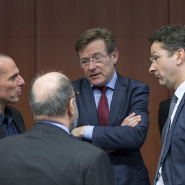 El ministro griego de Finanzas, Yanis Varoufakis, conversa con el presidente del Eurogrupo, el holandés Jeroen Dijsselbloem, en presencia del ministro belga Johan Van Overtveldt, en la reunión de los minitros de la Eurozona del pasado 9 de 