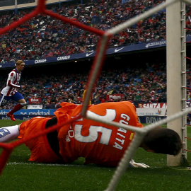 El delantero del Atletico de Madrid Fernando Torres celebra su gol contra el Getafe. REUTERS/Sergio Perez