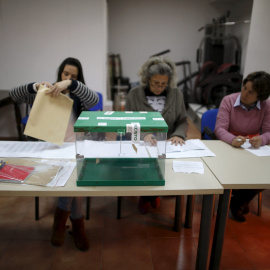 Los miembros de una mesa electoral en un colegio de Ronda se preparan para l jornada de votación. REUTERS/Jon Nazca