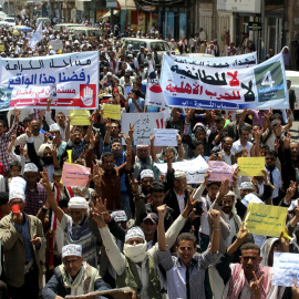 Manifestación anti-hutí y en apoyo del presidente Abdu-Rabbu Mansour Hadi en la ciudad de Ibb, en el centro de Yemen.  REUTERS/Mohammed al-Moailme