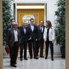 Los dirigentes de los sindicatos CCOO y UGY y de las patronales CEOE y Cepyme con Mariano Rajoy y la ministra Fátima Báñez, el pasado febrero en el Palacio de la Moncloa, para la firma del acuerdo en materia de empleo y protección a los par