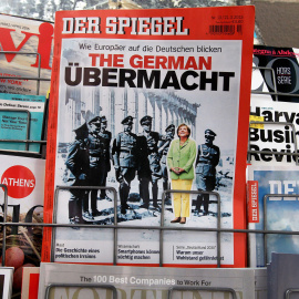 La portada de la revista alemana 'Der Spiegel', con la imagen de la canciller Angela Merkel rodeada de jerarcas nazis, en un quiosco en Atrenas. EFE