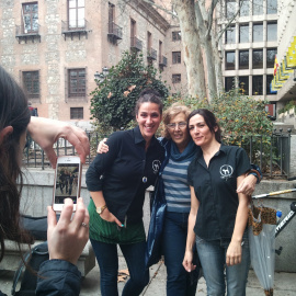 Manuela Carmena, con dos jóvenes que le pidieron posar en una foto. / PÚBLICO