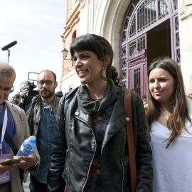 La candidata de Podemos a la presidencia de la Junta de Andalucía, Teresa Rodríguez, tras ejercer su derecho al voto en la sede de Correos de Cádiz, durante las elecciones autonómicas de Andalucía./ EFE/Román Ríos.