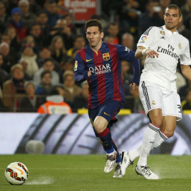 Messi y Pepe, durante el partido. REUTERS/Paul Hanna