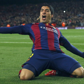 Luis Suárez celebra su gol al Real Madrid en el Clásico. REUTERS/Albert Gea