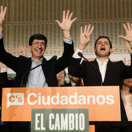 El candidato de Ciudadanos a la Presidencia de la Junta de Andalucía, Juan Marín, acompañado por el líder nacional, Albert Rivera, durante su comparecencia tras conocerse el resultado final de las elecciones andaluzas./EFE- Raúl Caro
