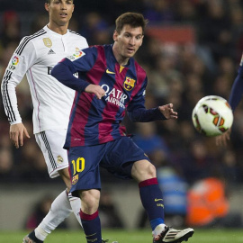 Cristiano y Messi en el clásico de anoche en el Camp Nou. /EFE