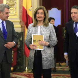 La ministra de Empleo y Seguridad Social, Fátima Báñez, junto al secretario de Estado de la Seguridad Social, Tomás Burgos, entrega al presidente del Congreso de los Diputados, Jesús Posada, el Informe Anual del Fondo de Reserva de la Segur