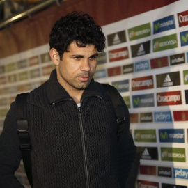 El delantero del Chelsea, Diego Costa, a su llegada anoche a la concentración de la selección española de fútbol. /EFE