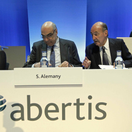 El presidente de Abertis, Salvador Alemany, con el vicepresidente y consejero delegado, Francisco Reynés, y el abogado Miquel Roca, durante la Junta General de accionistas de la compañía. EFE/Marta Pérez
