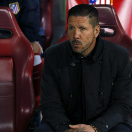 Simeone en el banquillo del Vicente Calderón. /EFE