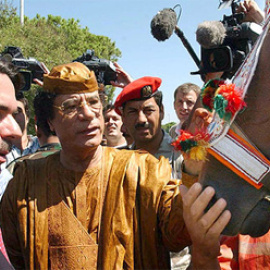José María Aznar junto a Gadafi en su visita a Libia en 2003. EFE
