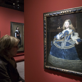 Un visitante observa la pintura 'La Infanta Margarita en azul', de la primera monográfica dedicada a Diego Velázquez en el Grand Palais de París. EFE/ETIENNE LAURENT