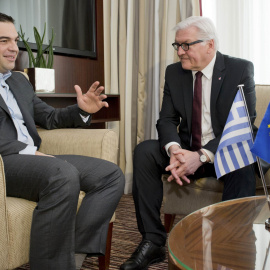 El ministro de Exteriores alemán y dirigente del SPD, Frank-Walter Steinmeier, con el primer ministro griego, Alexis Tsipras, en su hotel en Berlín. REUTERS/Hannibal Hanschke