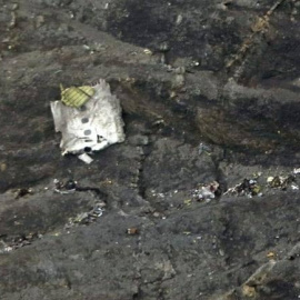 Fotografía facilitada por el Ministerio de Asuntos Exteriores de Alemania de restos del Airbus320, que operaba la compañia alemana Germanwings y que ayer se estrelló en los Alpes Franceses con 150 personas a bordo. / EFE