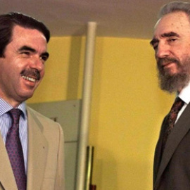 Aznar, durante un encuentro en Río de Janeiro, junto  Fidel Castro, en 1999. AFP