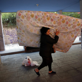 Una mujer traslada sus pertenencias después de que su familia haya sido desahuciada de su vivienda en Madrid. REUTERS