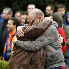 Trabajadores de la multinacional Delphi, dos de cuyos empleados viajaban en el avión siniestrado en Francia, durante los cinco minutos de silencio en la factoría de la empresa en Sant Cugat del Vallés (Barcelona). / EFE