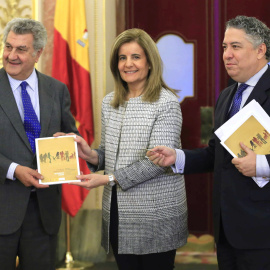 La ministra de Empleo, Fátima Báñez, junto al secretario de Estado de la Seguridad Social, Tomás Burgos, entrega hoy al presidente del Congreso de los Diputados, Jesús Posada, el Informe Anual del Fondo de Reserva de la Seguridad Social. EF