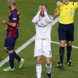 Cristiano, en desacuerdo con la amarilla que vio en el clásico. /REUTERS