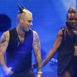 Con puntualidad británica, se ha entregado a esa dialéctica equilibrada entre música y espectáculo que ha fraguado su carrera, sin rubor por echar mano del "brilli brilli" y de la procacidad humorística, tan habitual entre sus colegas femen