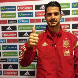 Vitolo posa con el chandal de la selección española.