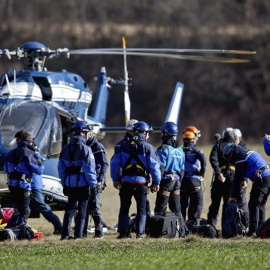 Miembros de los equipos de rescate se preparan para reanudar la búsqueda en Seyne les Alps en Francia. / DANIEL KARMANN (EFE)