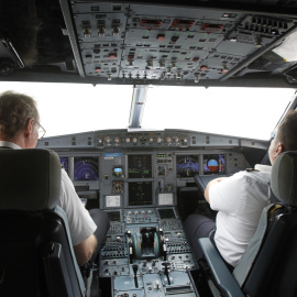 Interior de la cabina de un Airbus A320 como el que se estrelló en los Alpes. / REUTERS