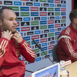 Iniesta junto a Sergio Ramos en la rueda de prensa ofrecida en Sevilla. /EFE