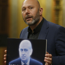 El portavoz de la Izquierda Plural, Ricardo Sixto, sostiene una pancarta con la Le Mordaza durante su intervención en el pleno del Congreso de los Diputados. EFE/Paco Campos