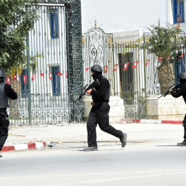 Las fuerzas de seguridad toman posición en los alrededores del museo Bardo, en el centro de la capital de Túnez. - AFP