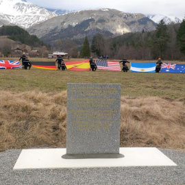 Acto de homenaje a las víctimas de Germanwings con las banderas de todas las nacionalidades de las víctimas presentes. REUTERS/Eric Gaillard