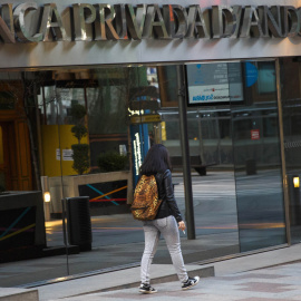 Una mujer pasa por delante de la sede de  Banca Privada D'Andorra (BPA) en Escaldes-Engordany. REUTERS/Sergio Perez