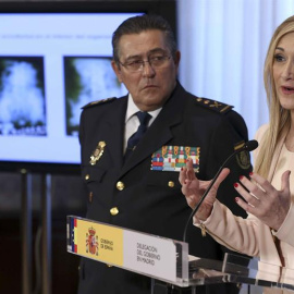 La delegada del Gobierno en Madrid, Cristina Cifuentes (d), junto al jefe superior de Policia, Alfonso Fernández-Díez (i), durante una comparecencia de prensa en la que ha realizado balance sobre la droga requisada en el aeropuerto Adolfo S