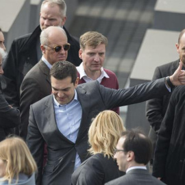 El primer ministro griego, Alexis Tsipras, visita el Monumento a las Víctimas del Holocausto durante su estancia en Berlín. - EFE