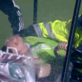 Los médicos retiran a Akinféyev del terreno de juego.