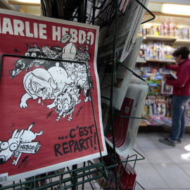 Portada de la revista 'Charlie Hebdo' en un kiosco francés / REUTERS