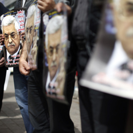 Varios palestinos portan carteles del presidente palestino, Mahmud Abás, en una manifestación en Ramala en marzo de 2014. - AFP