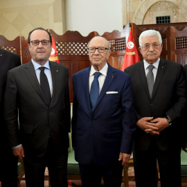El Primer Ministro de Túnez Habib Essid, el presidente francés Francois Hollande, el presidente tunecino Beji Caid Essebsi, el presidente de Palestina Mahmoud Abbas y Mohamed Ennaceur de la asamblea tunecina./ REUTERS-Emmanuel Dunand/Pool