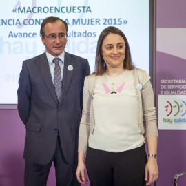 El ministro de Sanidad, Alfonso Alonso y la delegada del Gobierno para la Violencia de Género, Blanca Hernández, durante la presentación de la Macroencuesta de Violencia contra la Mujer 2015. EFE/Emilio Naranjo
