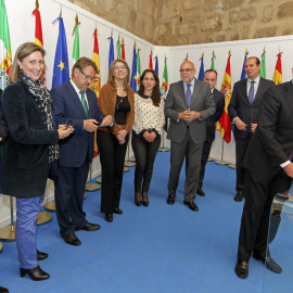 El presidente de la Junta de Extremadura, José Antonio Monago, junto a los consejereos autonómicos durante la firma del Decreto de Convocatoria de Elecciones Autonómicas 2015. EFE/ Jero Morales