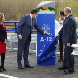 El presidente del Gobierno , Mariano Rajoy, en el acto de puesta en servicio de la conexión de la Autovía del Camino A-12 y la LO-20, para unir Navarra y La Rioja. EFE/Abel Alonso