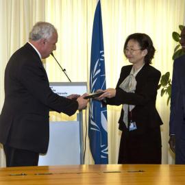 La Vicepresidenta segunda de la CIP, la Juez Kuniko Ozaki (c) , en presencia del Presidente de la Asamblea de los Estados miembros, H.E. Sidiki Kaba (d), entrega al ministro de Relaciones Exteriores de Palestina, el Dr. Riad Al-Malki (i), u