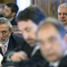 Dos de los supuestos cabecillas de la trama Gürtel, Francisco Correa (i) y Pablo Crespo (d), en el banquillo de los acusados en la segunda sesión del juicio por los contratos de la Generalitat con la red Gürtel para la promoción turística e