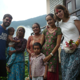 Los voluntarios Adriana López y Enrique Martínez en Nepal