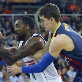 Hezonja trata de arrebatar la pelota a KC Rivers durante el partido. EFE/Andreu Dalmau