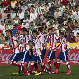 Los jugadores del Atlético celebran el segundo gol.  EFE/ Rafa Alcaide
